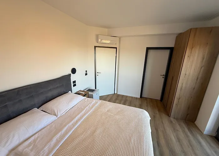 Lejlighed Without Kitchen With Pool And Parking Funtana